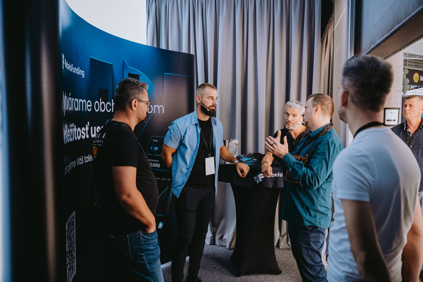 Traders networking between sessions